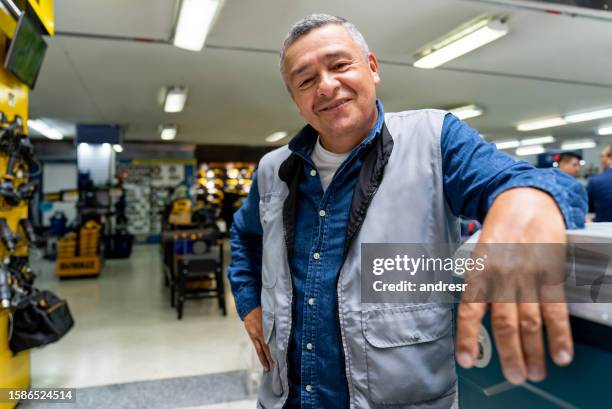 retail clerk working at a hardware store - 63 building stock pictures, royalty-free photos & images