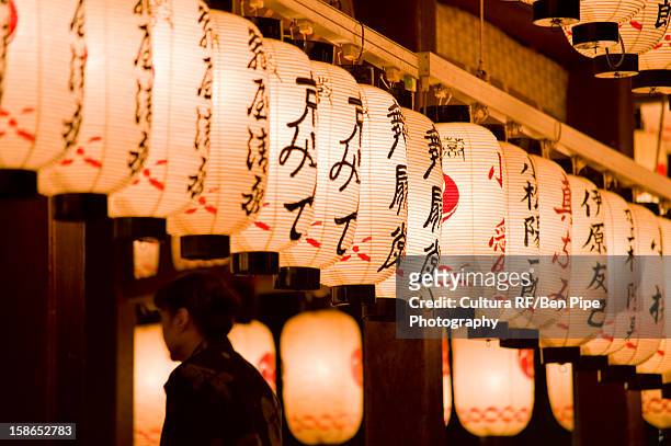 japanese lanterns at yasaka-jinja - gion stock-fotos und bilder