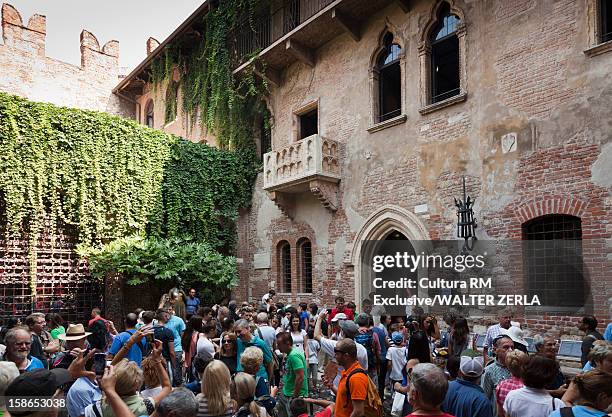 people crowding in front of building - romeo and juliet foto e immagini stock