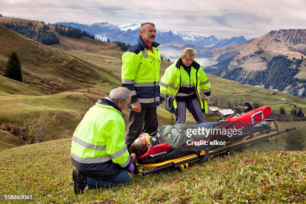 schweizer sanitäter team, wo verletzte frau in alpen - intervention stock-fotos und bilder