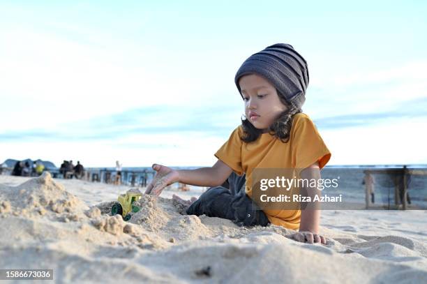 asian boy playing toys with sand - 2 boys 1 sandbox stock pictures, royalty-free photos & images