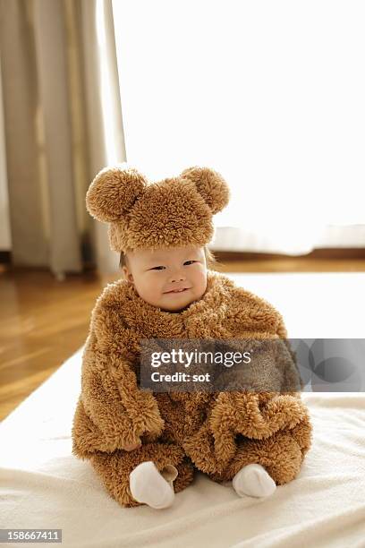 baby boy wearing bear costume - bear suit 個照片及圖片檔