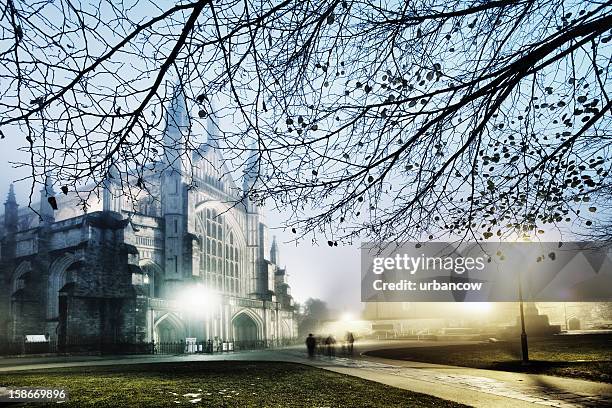 winter abend, kathedrale von winchester - winchester england stock-fotos und bilder