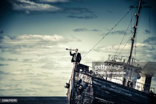 die überwindung der wirtschaftskrise - ship captain stock-fotos und bilder