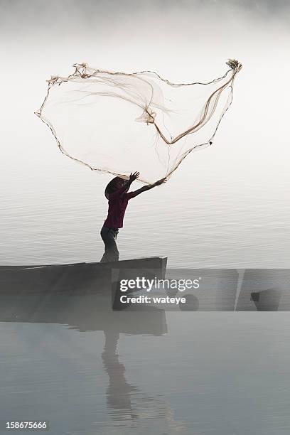 pescador pesca de lançamento líquido no rio - pesca de lançamento imagens e fotografias de stock