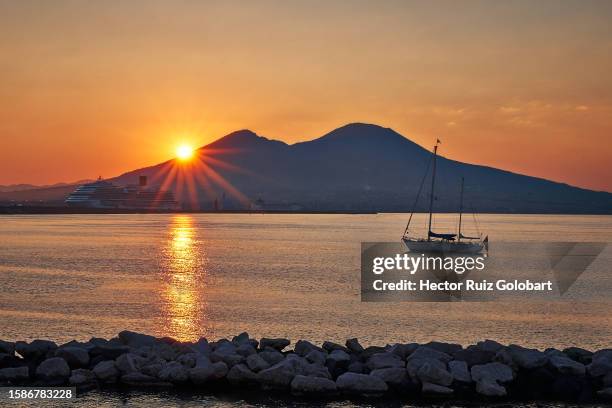 vesuvius at sunrise - nápoles stock-fotos und bilder