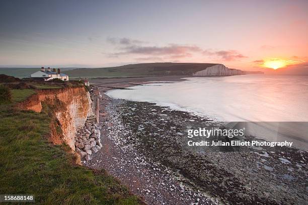 dawn at the seven sisters in the south downs. - seven sisters cliffs 個照片及圖片檔