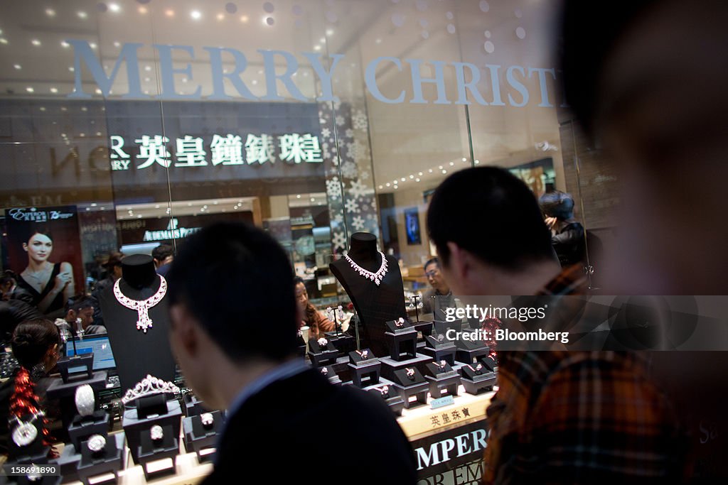 Images Of Holiday Shopping In The Tsim Sha Tsui Retail District