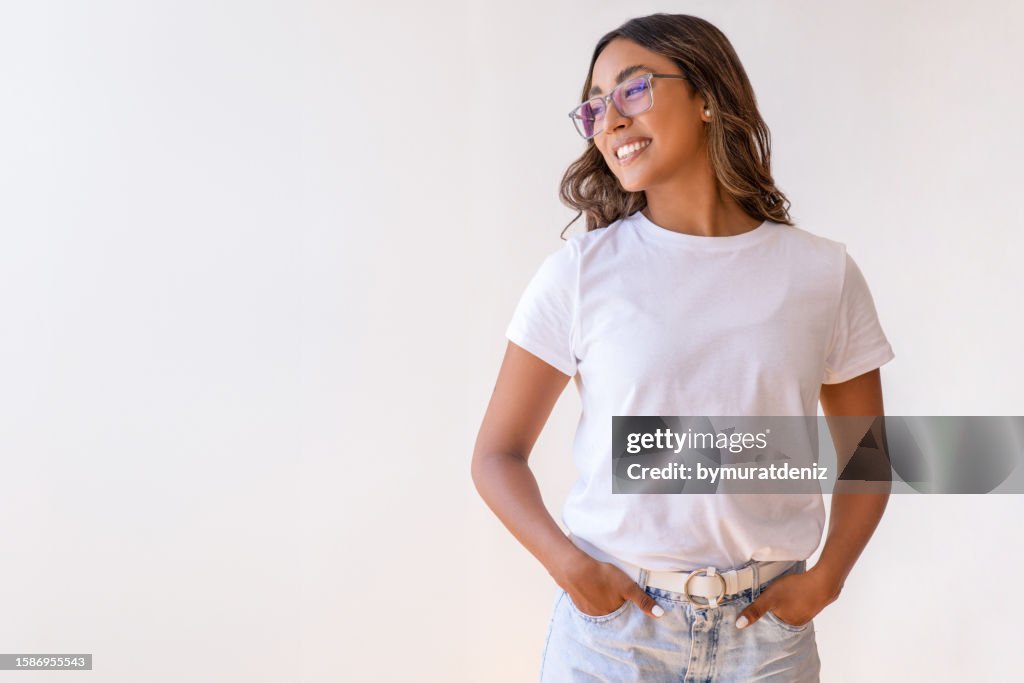 Giovane donna che ride in piedi
