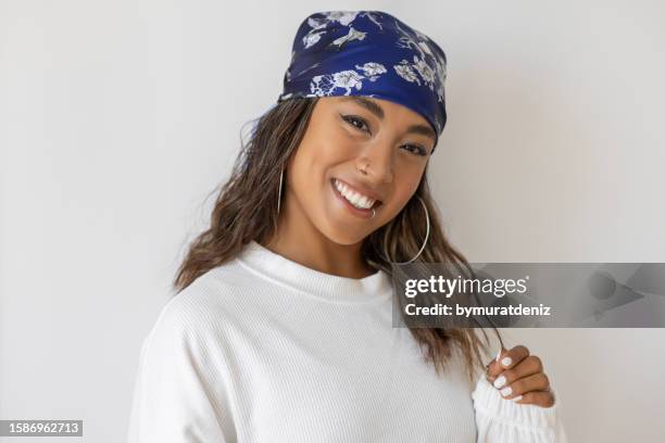 retrato sonriente de jovencita - bandana fotografías e imágenes de stock