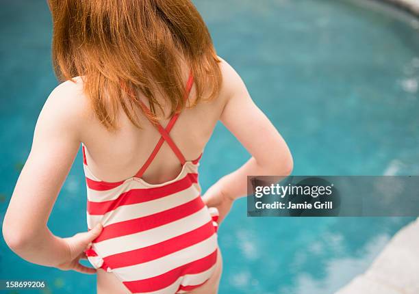 girl standing by swimming pool - baño-de-pies fotografías e imágenes de stock