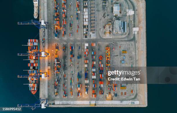 nave de envase de exportación y negocios de importación y logística. envío de carga a puerto con una grúa. transporte internacional del agua. vista aérea y vista superior - estación edificio de transporte fotografías e imágenes de stock