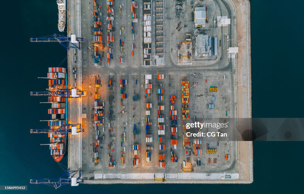 Navio de contentores no negócio de importação e de exportação e logística. Transporte de cargas ao porto de crane. Transporte internacional de água. Vista aérea e vista superior