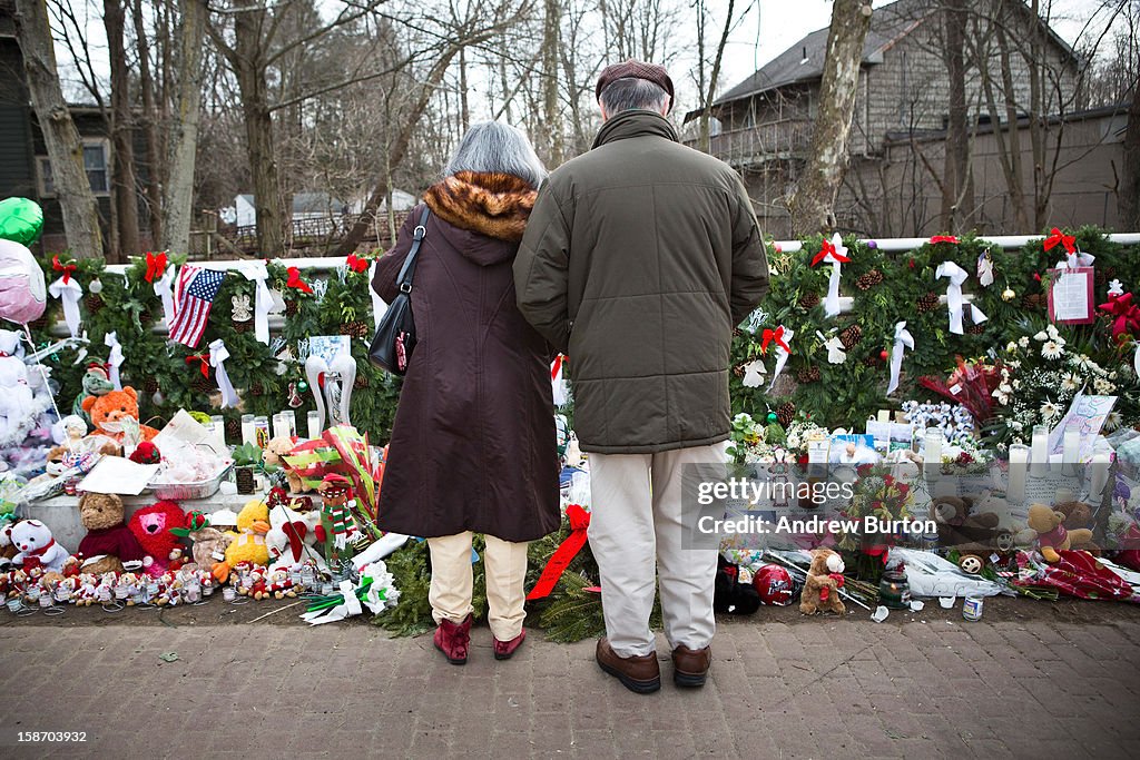 Mourning Connecticut Town Prepares For Christmas