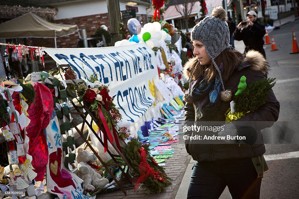 Mourning Connecticut Town Prepares For Christmas