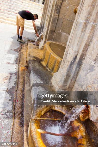 como la fuente de las aguas termales de burgas, ourense, galicia, españa. - burgas fotografías e imágenes de stock