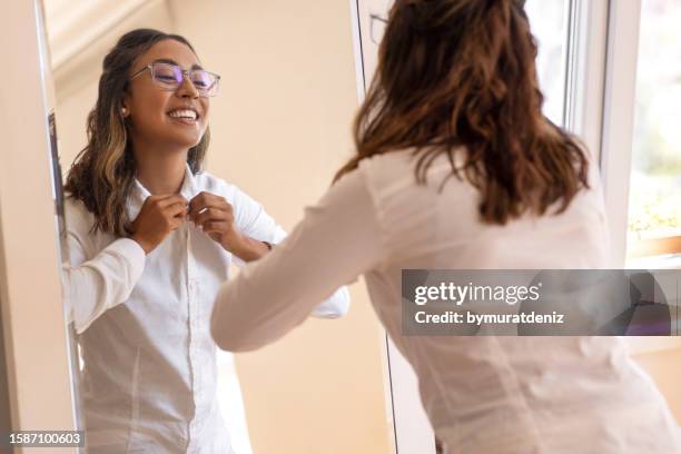 mujer joven vestirse para trabajar - vestirse fotografías e imágenes de stock