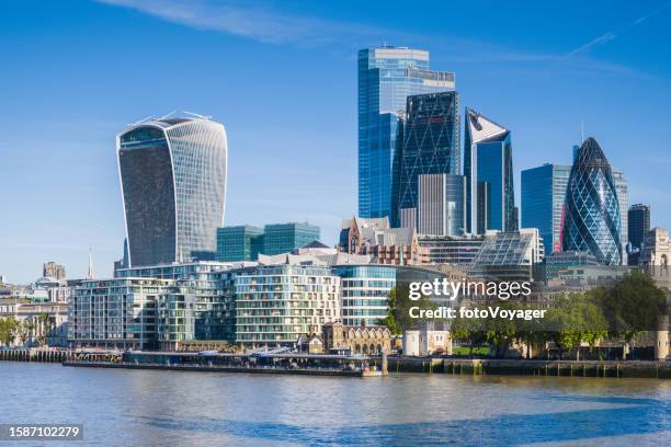 london square mile financial district skyscrapers overlooking river thames - norman foster gebouw stockfoto's en -beelden