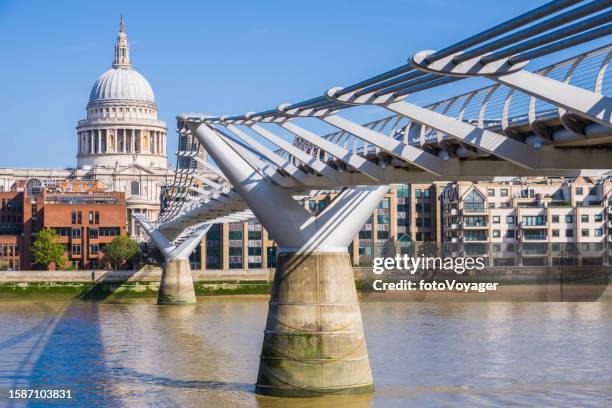 londoner st. paul's cathedral mit blick auf die millennium bridge über die themse - tate modern stock-fotos und bilder