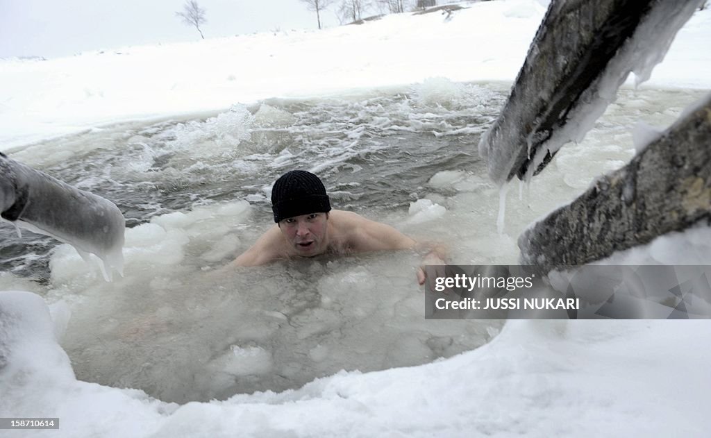 FINLAND-GERMANY-ICE-SWIMMING