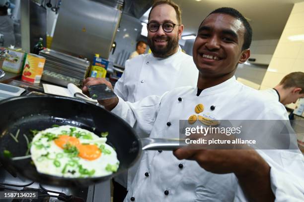 August 2023, Mecklenburg-Western Pomerania, Zinnowitz: Cooks trainer Rainer Henze stands with Steven Fabia from Indonesia at the "Casa Familia" hotel...