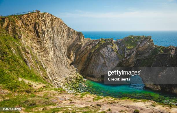 iconic limestone arch at famous english beach: wareham west lulworth's summer splendor in lulworth cove, wareham, jurassic coast world heritage, dorset, england, uk - southampton engeland stockfoto's en -beelden