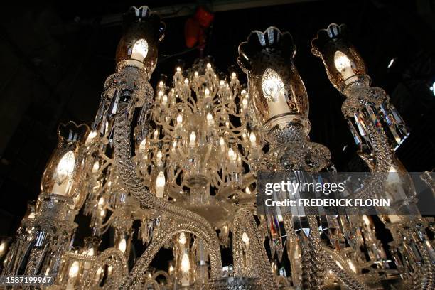 Un lustre gigantesque en cristal de 200 lumières est entreposé, le 12 mai 2005, dans la manufacture lorraine Saint Louis à Saint Louis-lès-Bitche....