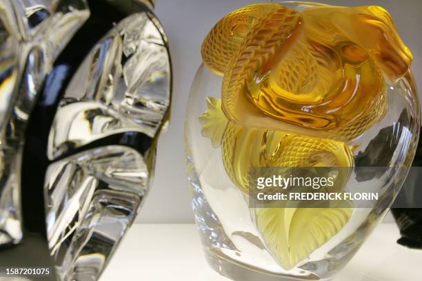 Un vase Dragon est présenté le 05 juillet 2006 lors de la finition d'une exposition des oeuvres de l'artiste français René Lalique, dans le château...