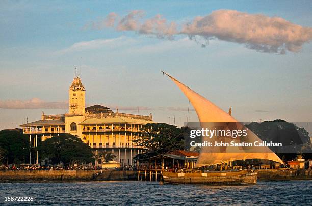 zanzibar, merchant dhow. - stone town imagens e fotografias de stock