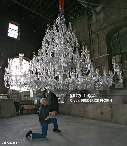 Un lustre gigantesque en cristal de 200 lumières est entreposé, le 12 mai 2005, dans la manufacture lorraine Saint Louis à Saint Louis-lès-Bitche....