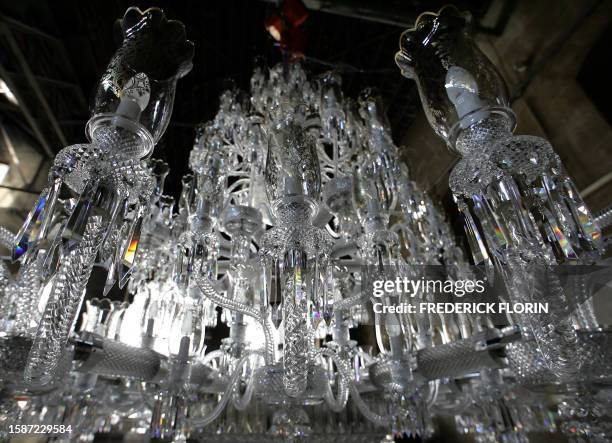 Un lustre gigantesque en cristal de 200 lumières est entreposé, le 12 mai 2005, dans la manufacture lorraine Saint Louis à Saint Louis-lès-Bitche....