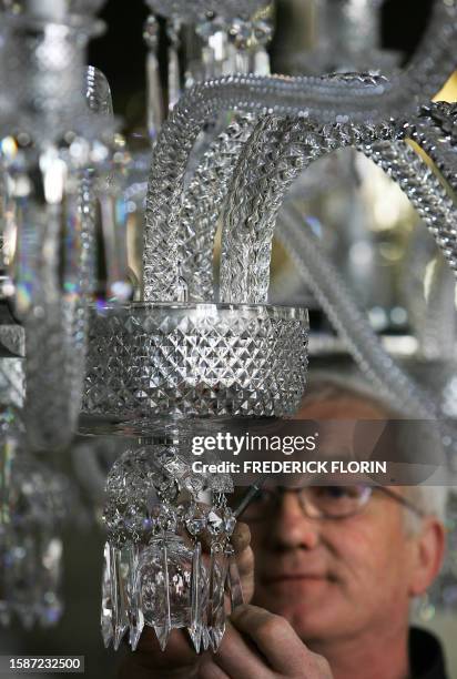 Un lustre gigantesque en cristal de 200 lumières est entreposé, le 12 mai 2005, dans la manufacture lorraine Saint Louis à Saint Louis-lès-Bitche....