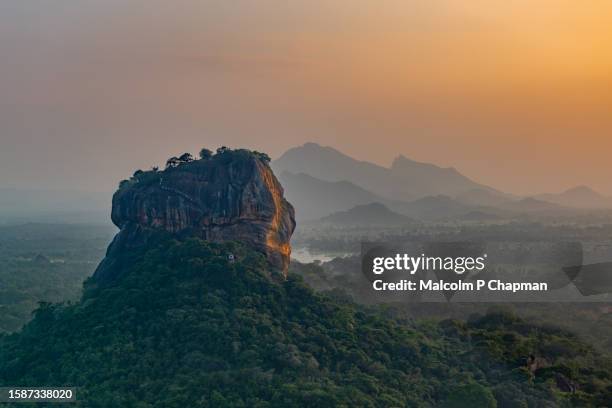 sigiriya lion rock fortress at sunset, dambulla, sri lanka - sigiriya foto e immagini stock