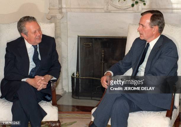 Mario Soares , President of Portugal, meets George Bush , his American counterpart, on June 26 at the White House Oval Office, in Washington, DC.