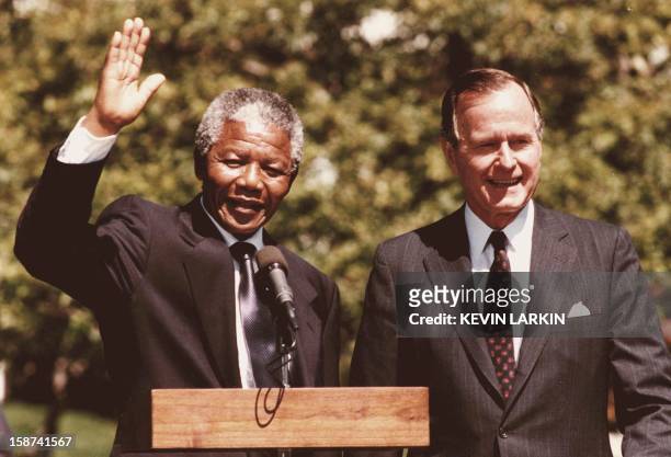 South African anti-apartheid leader and African National Congress member Nelson Mandela waves to the media and fans 25 June 1990 after finishing his...