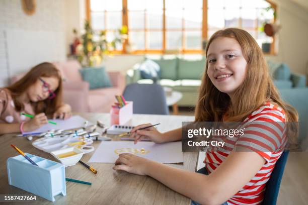retrato de una niña pintando en casa - only girls fotografías e imágenes de stock