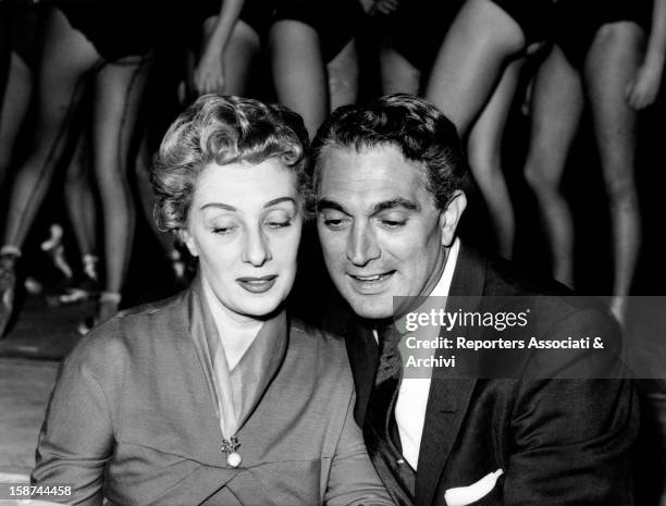 The US actor Robert Alda is posing next to the Italian actress Andreina Pagnani, behind them the 24 gambe 24 of the Charley ballet. Italy.