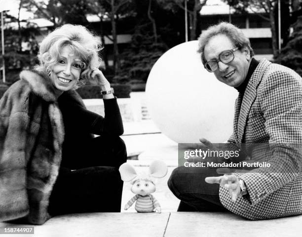 Italian actor and dubber Peppino Mazzullo and Italian artist and puppets designer Maria Perego joking with the puppet Topo Gigio. Peppino Mazzullo is...