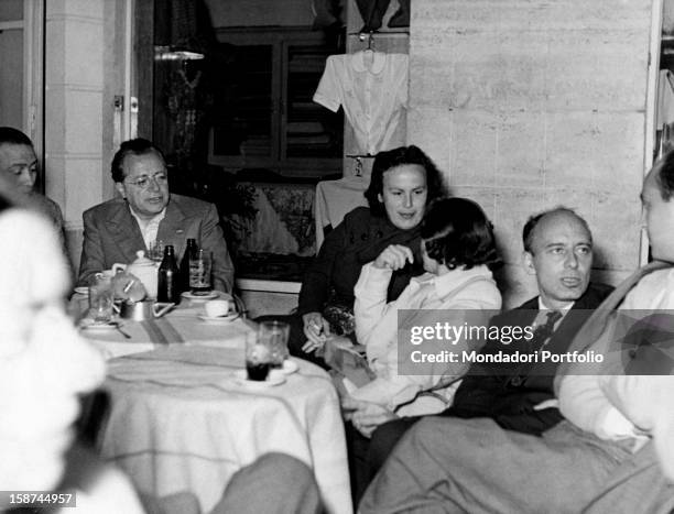 Some Italian politicians sitting at the table. Among them, there are Palmiro Togliatti, Nilde Iotti and Giancarlo Pajetta. 1950