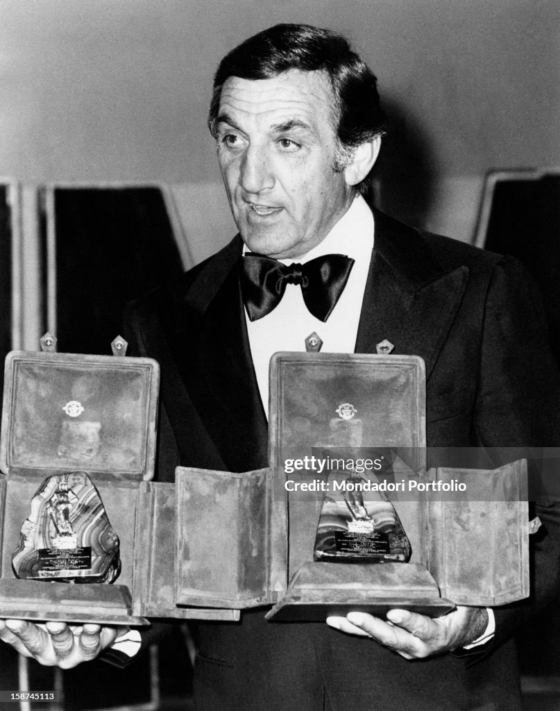 Lino Ventura with his David di Donatello Award