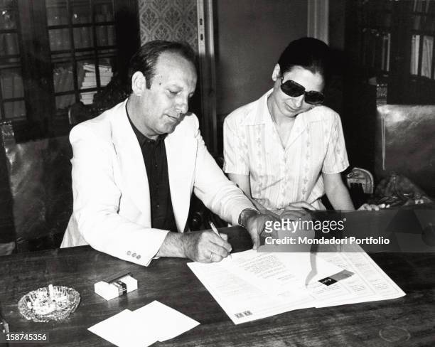 The director of the label Ariston Records, Alfredo Rossi, signing the recording contract of the Italian singer and actress Rosanna Fratello . Milan,...