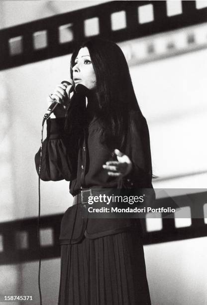 The Italian singer and actress Rosanna Fratello singing at the music festival La Caravella dei successi. Syracuse, 1974