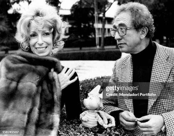 Italian actor and dubber Peppino Mazzullo and Italian artist and puppets designer Maria Perego joking with the puppet Topo Gigio. Peppino Mazzullo is...