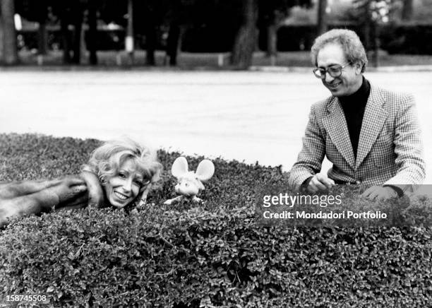 Italian actor and dubber Peppino Mazzullo and Italian artist and puppets designer Maria Perego joking with the puppet Topo Gigio. Peppino Mazzullo is...