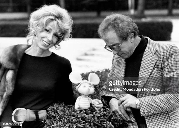 Italian actor and dubber Peppino Mazzullo and Italian artist and puppets designer Maria Perego joking with the puppet Topo Gigio. Peppino Mazzullo is...