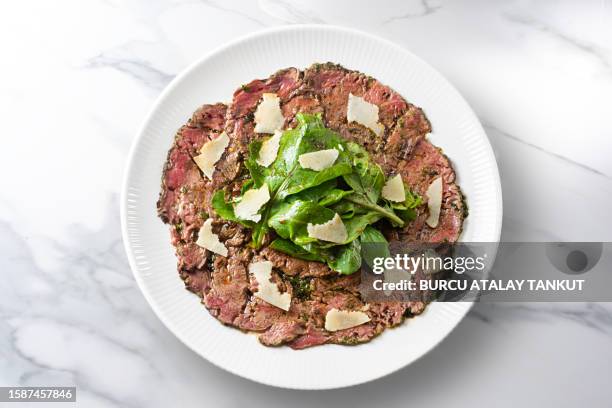 beef carpaccio - carpaccio alimento fotografías e imágenes de stock
