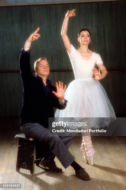 The Italian ballerina and star of the Scala Carla Fracci, poses cheerfully next to the director Franco Zeffirelli. 1985.