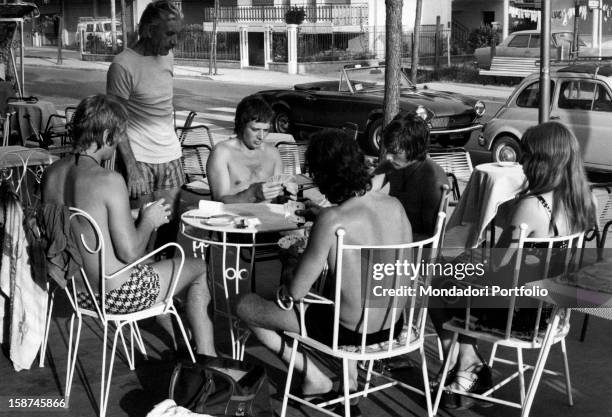 British tourists cheated by the Court Dive company waiting to be repatriated and playing cards. Jesolo, August 1974