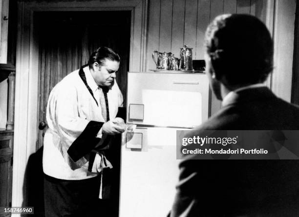 The Italian actor Tino Buazzelli taking food from the fridge while the Italian actor Paolo Ferrari watching him in the episode Incidente di caccia of...
