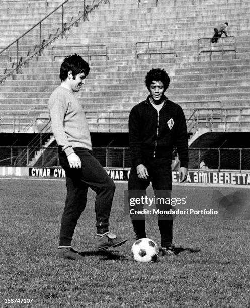 The Brazilian football player Amarildo and the Italian football player Giancarlo De Sisti training in the Campo di Marte. Florence, April 1969